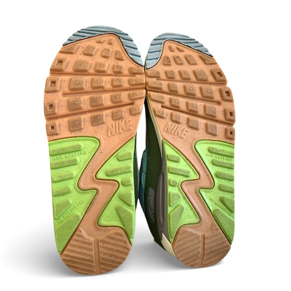 Nike Sun Club Air Max Sneakers Youth or Women's - Picture 10 of 11